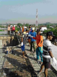Gotong royong di atap Masjid Desa Campurejo. Foto : Koramil 01 Bojonegoro