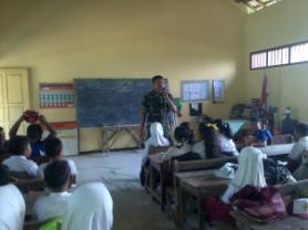 Salah satu kegiatan dengan pelajar SD. Foto : Koramil 10 Kanor